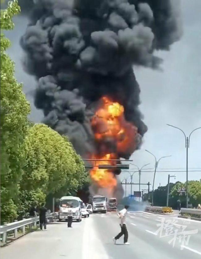 杭州一油罐車發(fā)生交通事故起火 貨車追尾引發(fā)大火
