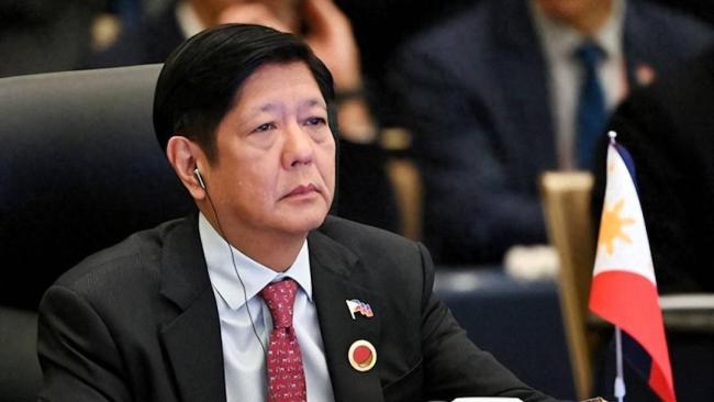 學(xué)者：菲中期選舉決定兩大家族生死 政治版圖或?qū)⒅厮?/></p><p>馬科斯家族的競選形勢也不容樂觀,。經(jīng)濟增長困境是否會影響選民對現(xiàn)任總統(tǒng)馬科斯的支持尚待觀察,。馬科斯的六年任期于2022年開始，如果在任期過半時失去目前在眾議院的多數(shù)席位,，他的后半段任期將舉步維艱,，而杜特爾特家族則可能從中受益,。一份民調(diào)結(jié)果顯示,，在全菲律賓2400名受訪者中，僅有25%的人對馬科斯的表現(xiàn)感到滿意,。今年4月,，前總統(tǒng)杜特爾特被逮捕并移交國際刑事法院一事,，進一步扭轉(zhuǎn)了輿論形勢。</p>
            </div>
            <!-- /qudao/etc/endpage/ep_pagetop.shtml Start -->
<div   id=