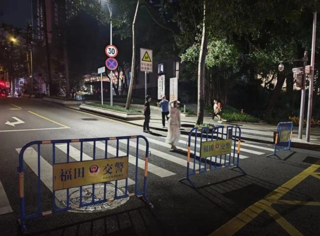 深圳一街市車(chē)輛起火 無(wú)人員傷亡 消防迅速撲滅