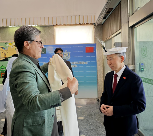 卡里爾·哈什米向龍宇翔贈送巴基斯坦民族服飾