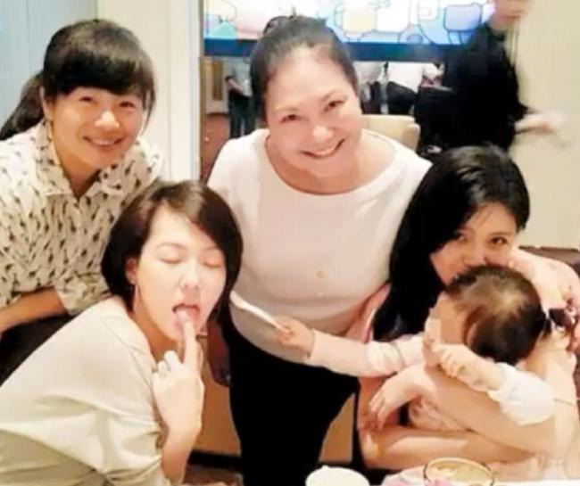 S妈母亲节晒与仨女儿合照，分享大S的AI音频太催泪：你一直在我身边 亲情永不退场