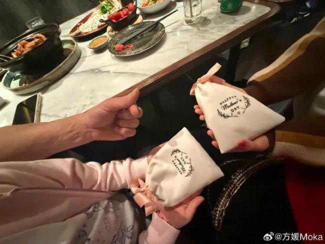 郭富城帶倆女兒給方媛做項(xiàng)鏈 溫馨手工傳遞愛意