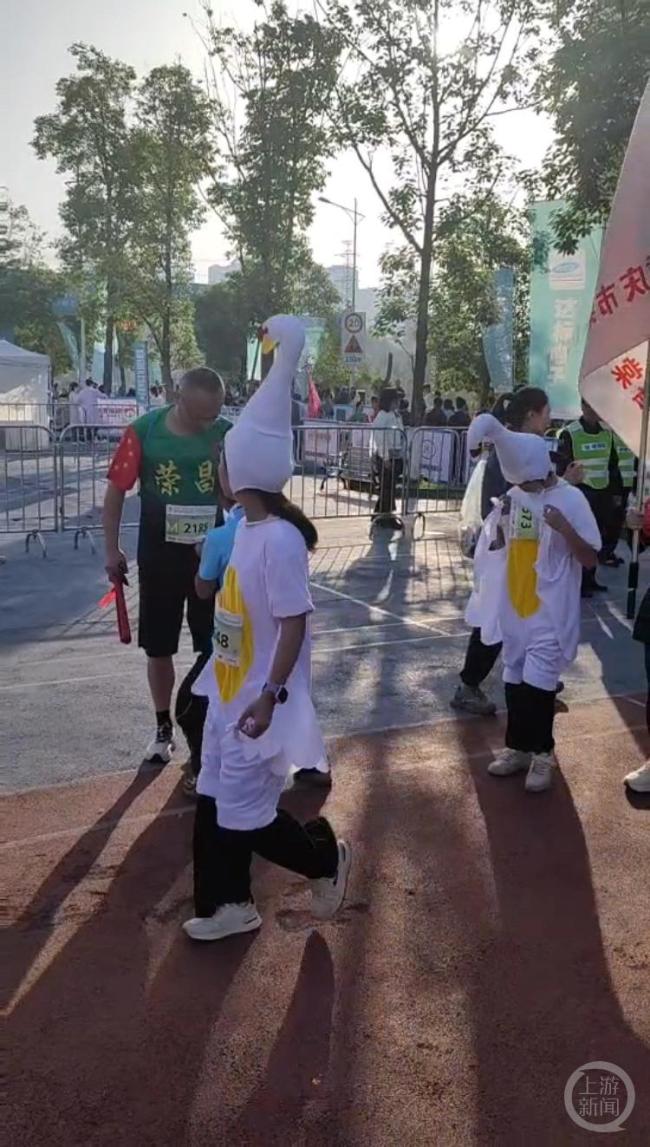 博主跑完半馬問(wèn)鹵鵝哥為啥不投喂 鹵鵝元素成亮點(diǎn)