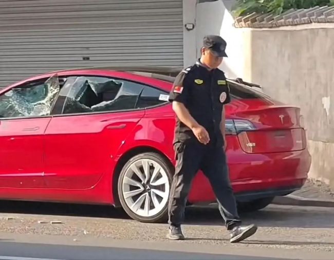 車主罵保安是“看門狗” 保安砸車 情緒失控的代價
