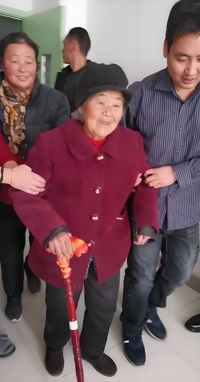 90歲母親步行1小時探望女兒