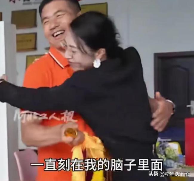游客跌落瀑布深潭 男子跳水救人 英勇行為獲贊譽(yù)