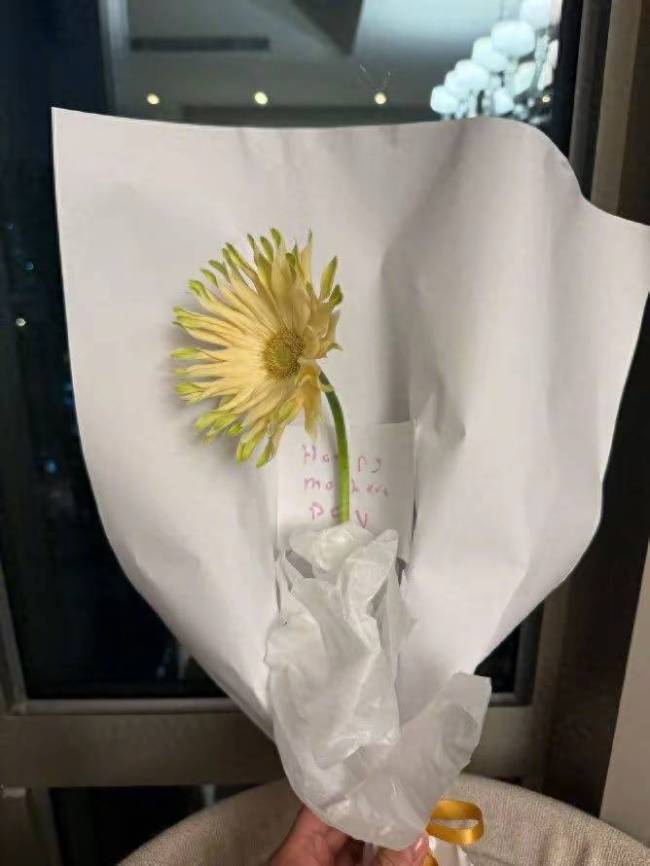 林心如曬8歲女兒手寫卡片 溫馨家庭瞬間感動全網(wǎng)