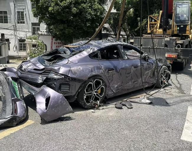小米SU7被貨車碾壓能開車門