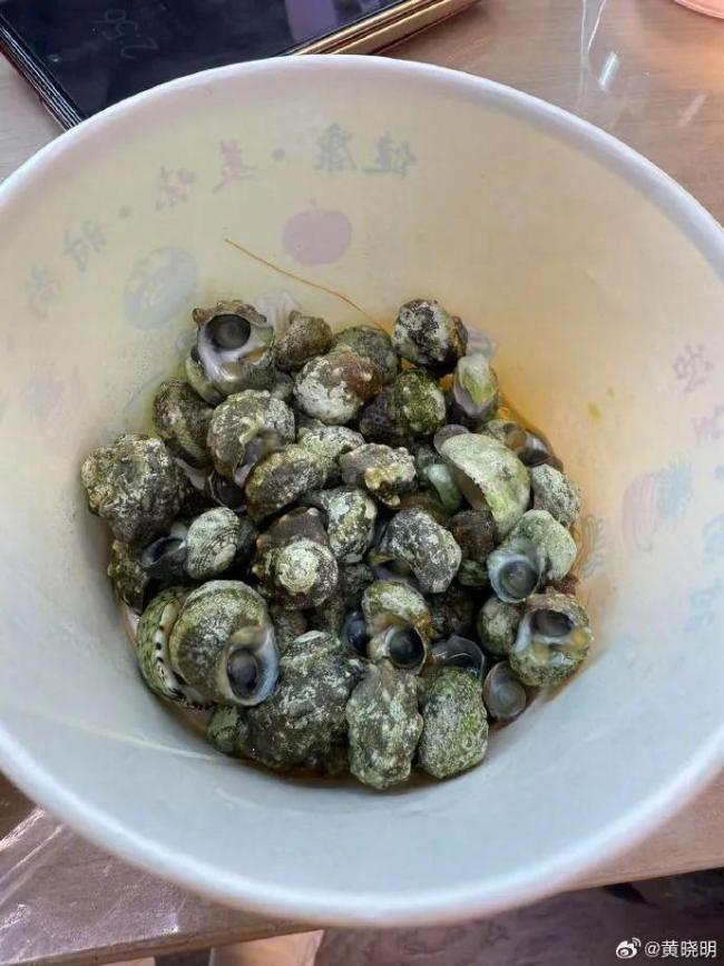 黃曉明曬青島特色午飯 直呼：真是吃不下了啊,，腹肌消失中！