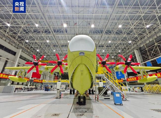 AG600批產首架機完成總裝下線