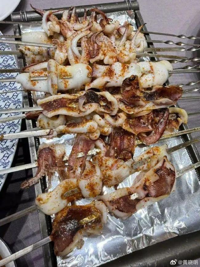 黃曉明曬青島特色午飯 直呼：真是吃不下了啊，腹肌消失中,！