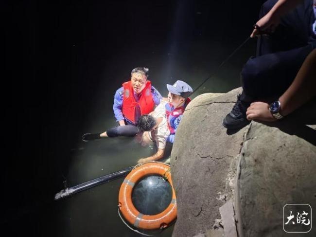 男子打賞主播求退還遭拒跳江