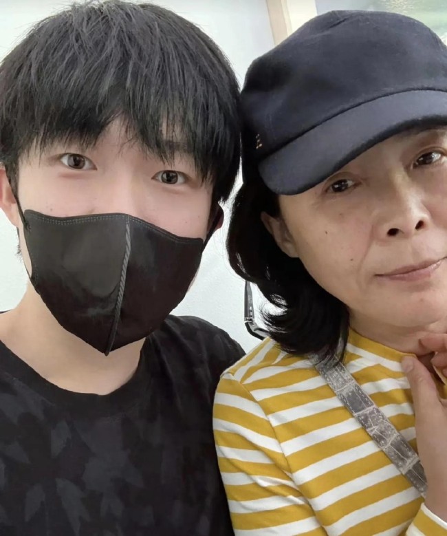 王楚钦多哈第一天下训遇“小插曲” 温情母子互动引发关注