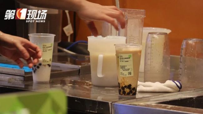 女孩每天數(shù)杯奶茶致失聲 過量甜飲危害大