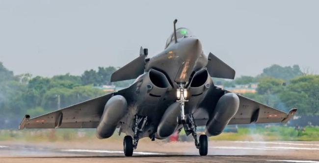 軍迷cos陣風(fēng)攔截PL15導(dǎo)彈 現(xiàn)代空戰(zhàn)的荒誕一幕