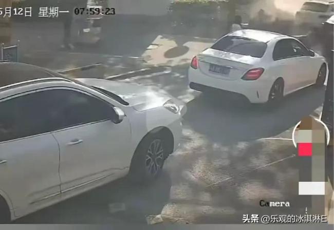 當(dāng)?shù)鼗貞?yīng)保時(shí)捷沖出撞人 官方介入調(diào)查真相