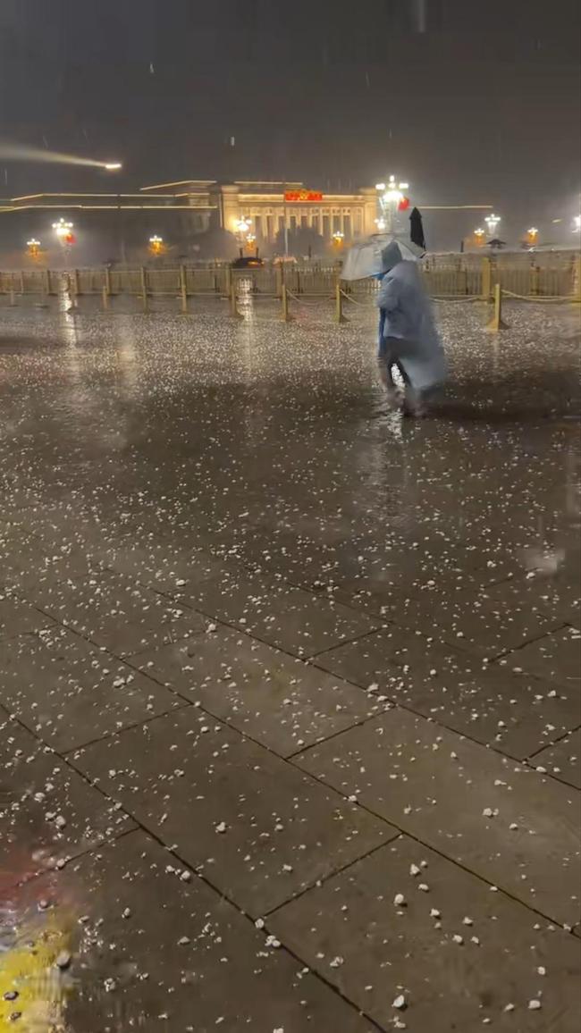 北京下冰雹 天安門前哨兵紋絲不動(dòng) 堅(jiān)守崗位獲贊