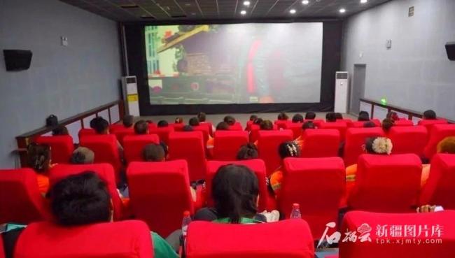 地上的云朵怎樣借棉花傳遞情感 展現(xiàn)新疆棉農(nóng)生活畫卷