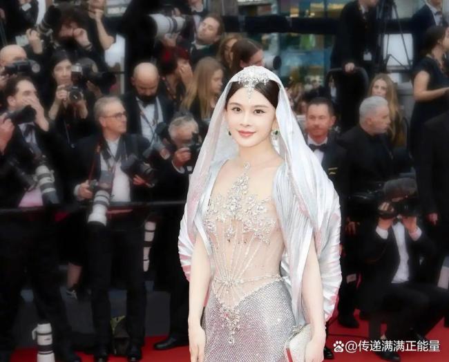 阿汤哥和赵樱子戛纳红毯握手 意外换装惊艳全场