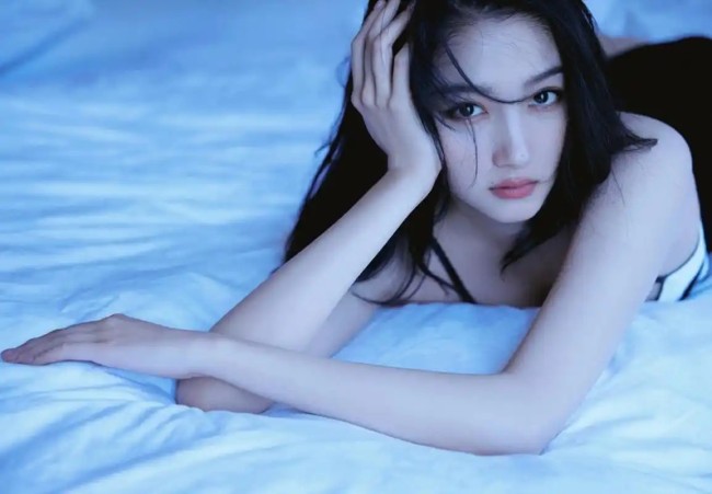 关晓彤晒照片疑似回应争议 戒指风波巧妙化解