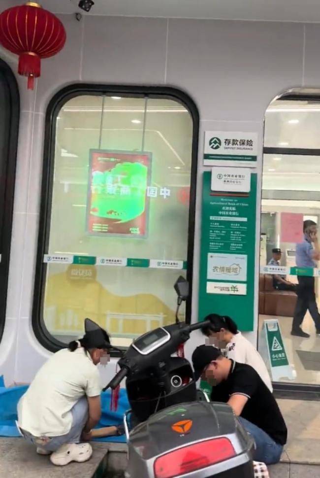 網(wǎng)友質(zhì)疑老人取款身亡系碰瓷