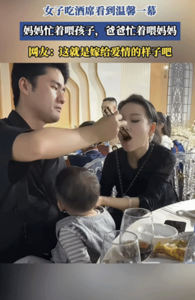 妈妈正忙着喂养孩子，爸爸忙于喂养母亲，家庭角色的新变化
