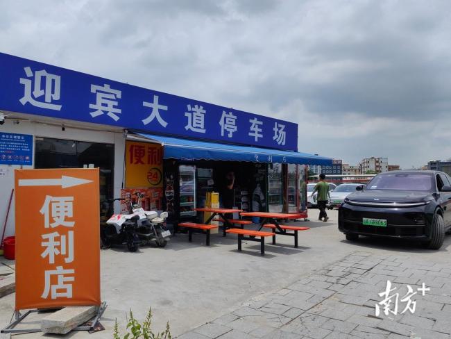 白云機(jī)場附近的迎賓大道成露天廁所 司機(jī)隨地如廁引關(guān)注