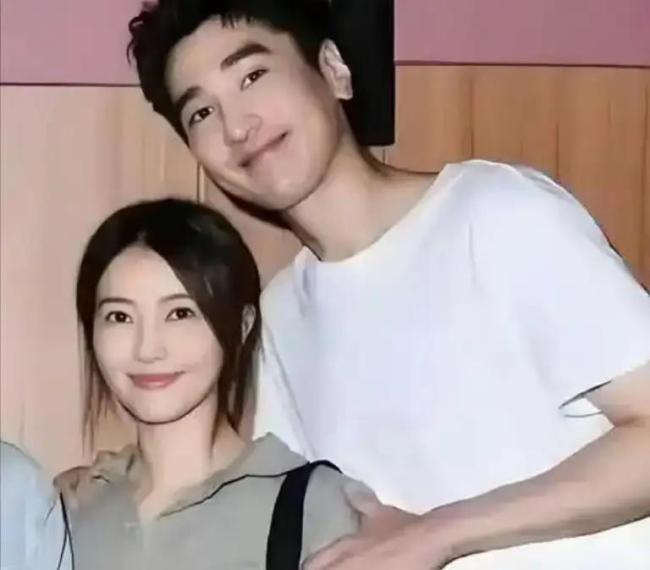 高圓圓趙又廷夫妻挽臂逛超市被偶遇 婚姻保鮮引熱議