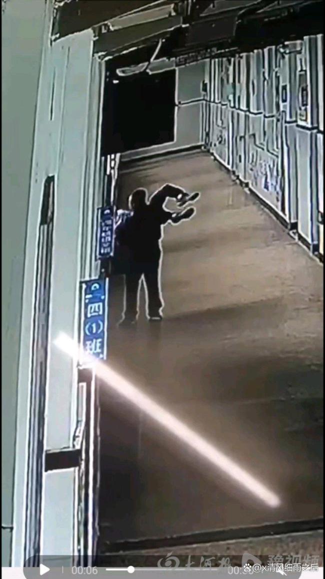 學(xué)生被老師拎出3樓窗外嚇唬 教育懲戒邊界再引爭議