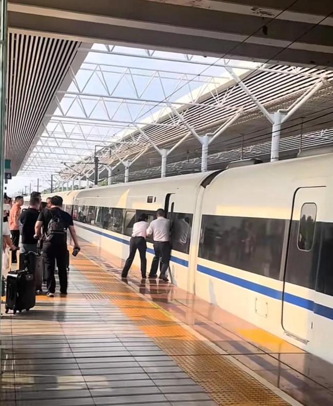 高鐵啟動時女子突然沖出被門夾住 警方回應 上錯車欲下車被卡