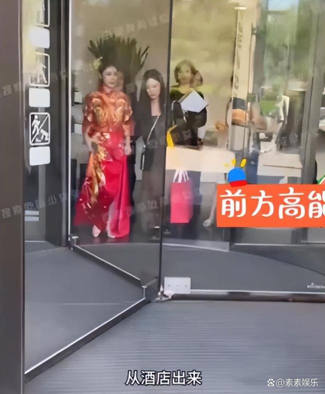 汪小菲婚禮現(xiàn)場(chǎng)曝光 新娘用手擋鏡頭 新婚喜悅溢于言表