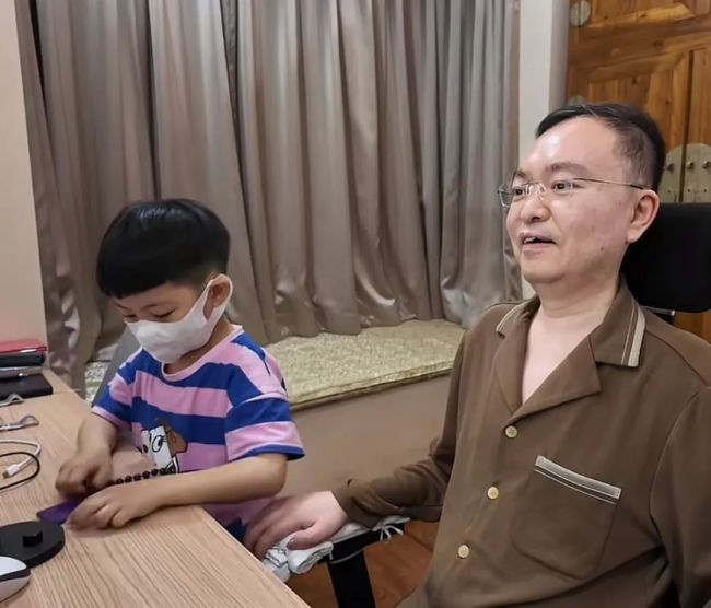 蔡磊獲評全國自強(qiáng)模范 漸凍癥抗?fàn)幷叩墓廨x之路