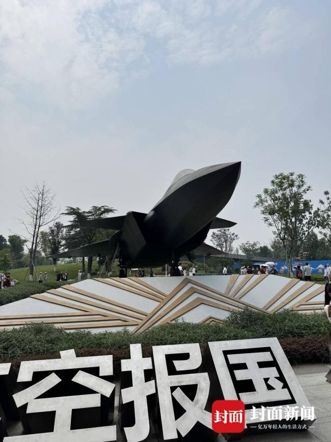 巴基斯坦友人在成都打卡梟龍 中巴友誼見證地