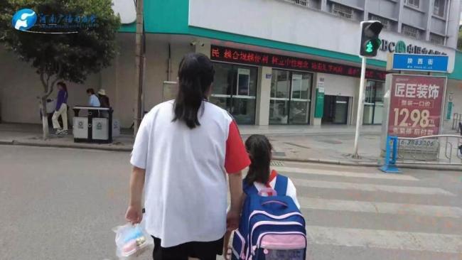 夫妻被酒駕者撞死 大女兒至今仍輟學(xué)在家 家庭破碎債臺(tái)高筑