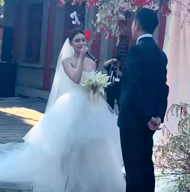 汪小菲馬筱梅當眾擁吻 甜蜜婚禮刷爆社交平臺
