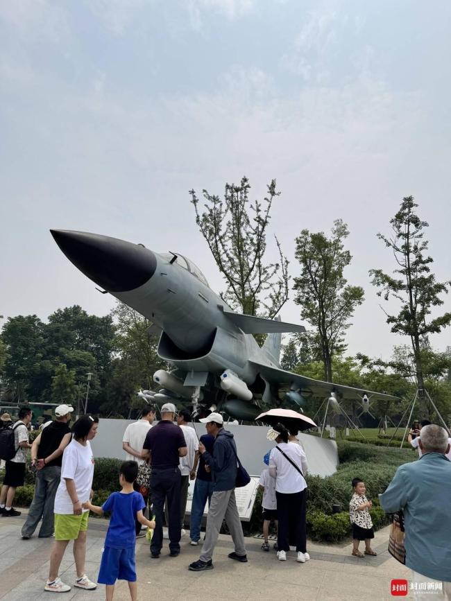 成飛公園殲-10C引萬人打卡 殲10C成為公園“頂流”