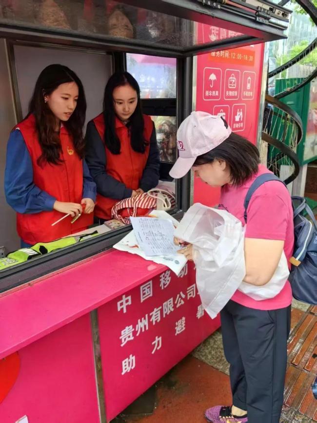 狗狗誤入貴州民族團(tuán)結(jié)大巡游現(xiàn)場(chǎng) 最炫民族風(fēng)蓄勢(shì)待“刮”
