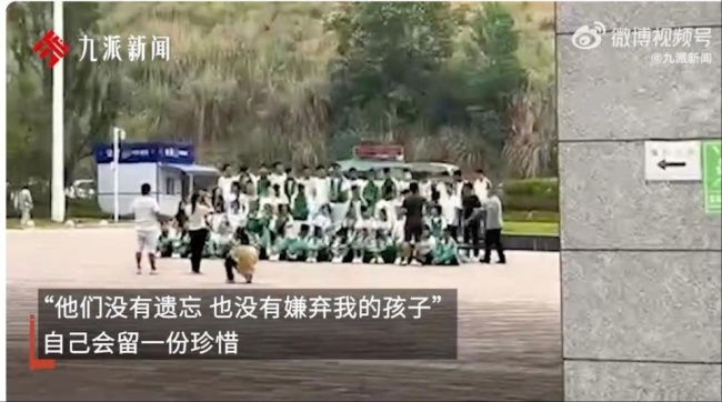 病重男孩與全班拍照次日離世 全班同學(xué)醫(yī)院送別