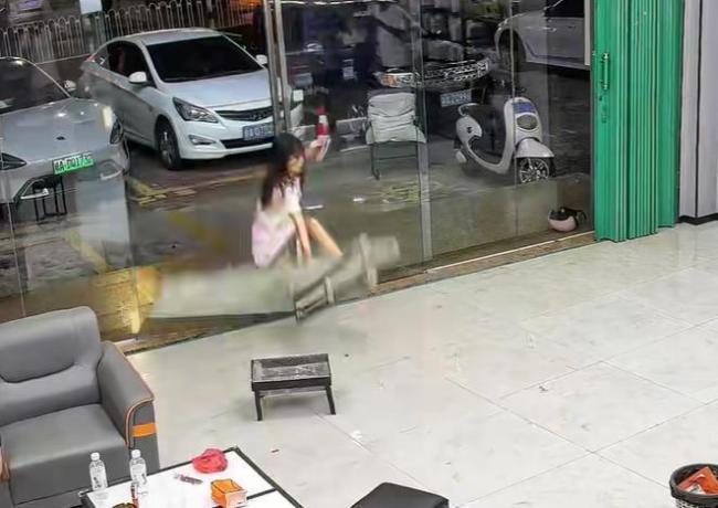 女孩推倒商家玻璃门淡定捋头发进店 大力出奇迹
