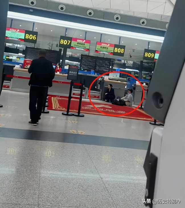 母子錯(cuò)過(guò)航班大鬧 為何不能“通融” 時(shí)間觀念的重要性