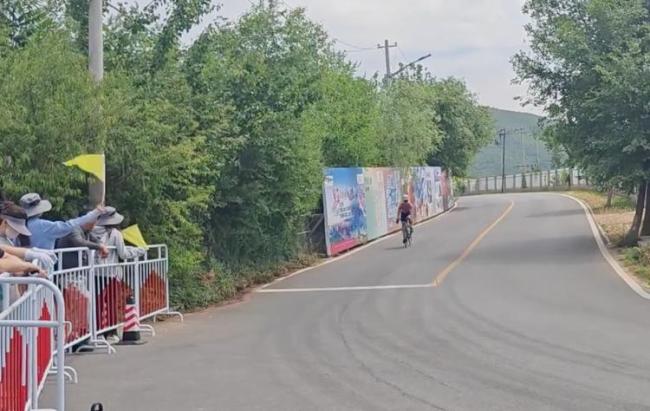 自行車比賽多名選手同一彎道摔倒 承辦方回應(yīng)：正在統(tǒng)計傷者