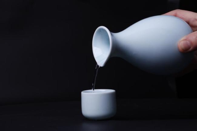 白酒股集体调整！公务接待工作餐明确不上酒，对白酒股价影响如何-林园辟谣40元以上