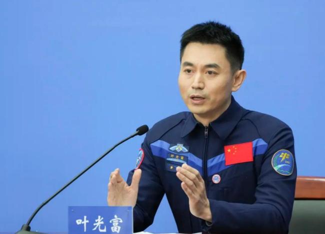 神二十乘組維護艙外航天服 簽名見證歷史時刻