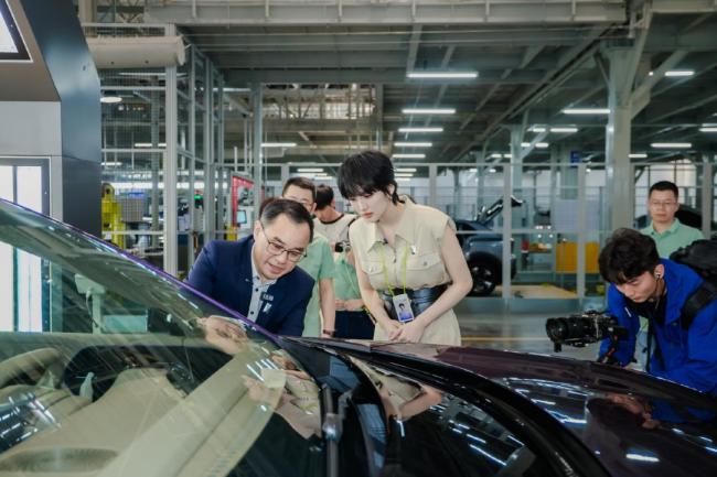 姚安娜戴工牌到車間工廠打工 體驗一線工作
