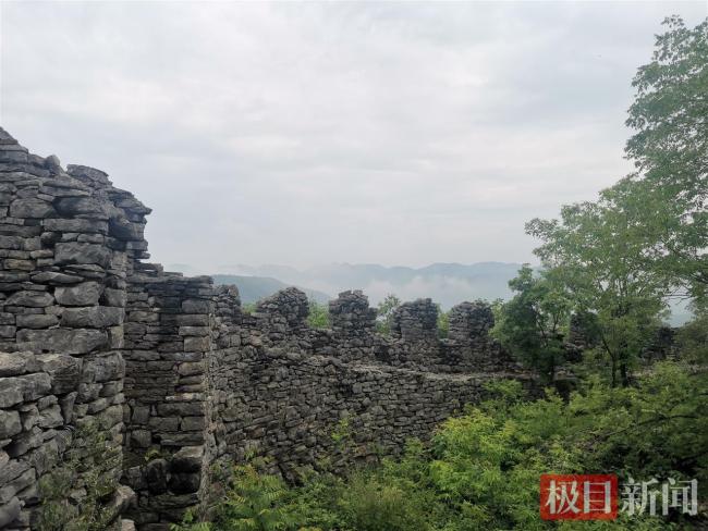 湖北南漳现神秘三角古寨 独特造型引关注