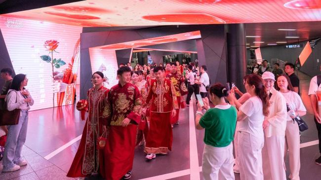 地鐵變婚車 長(zhǎng)沙8對(duì)新人地鐵內(nèi)結(jié)婚 520愛的列車見證幸福