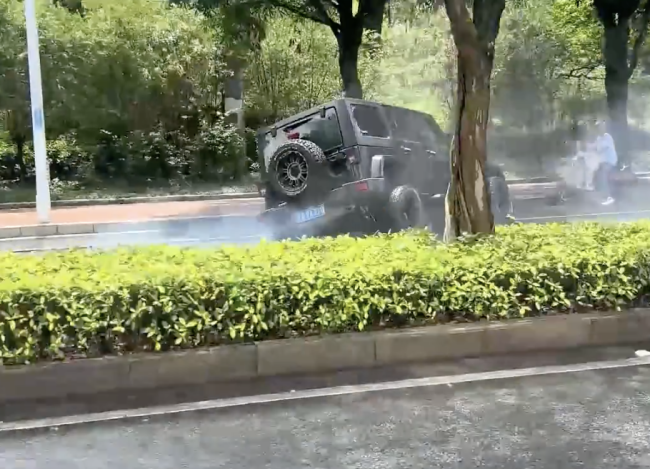 越野車左前輪斷裂車身旋轉(zhuǎn)撞綠化帶
