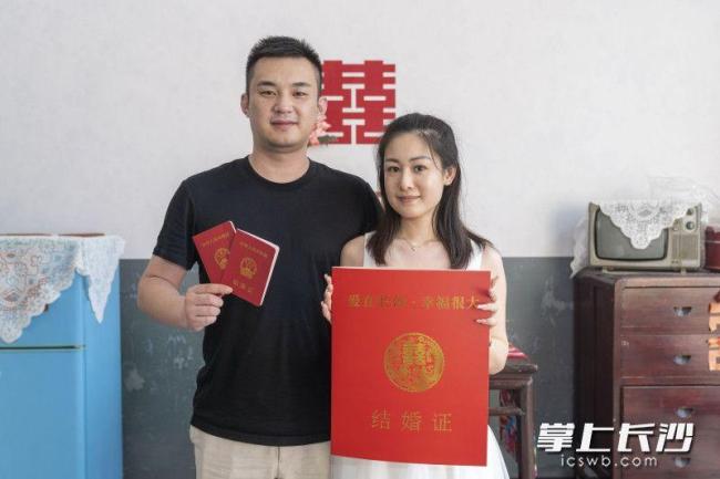 長沙新人520領到超大版結婚證 甜蜜氛圍拉滿全城