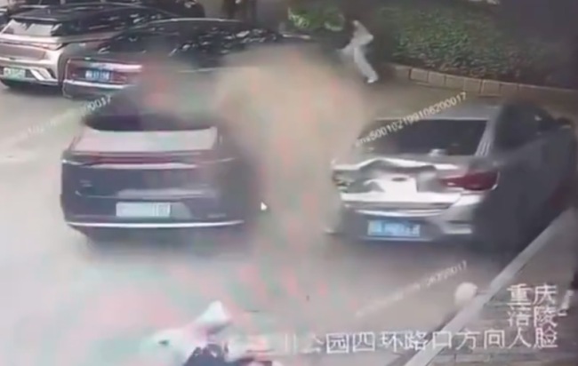 女子穿高跟鞋駕車失控沖撞人 提醒：穿高跟鞋開車屬于妨礙安全駕駛行為,！