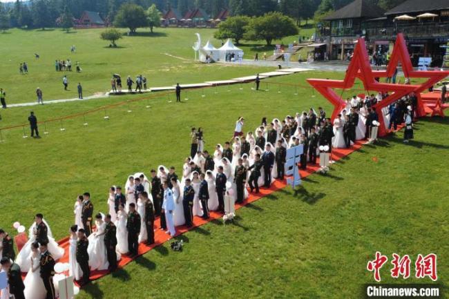 重慶75對新人舉行集體軍婚 共讀誓言情定仙女山